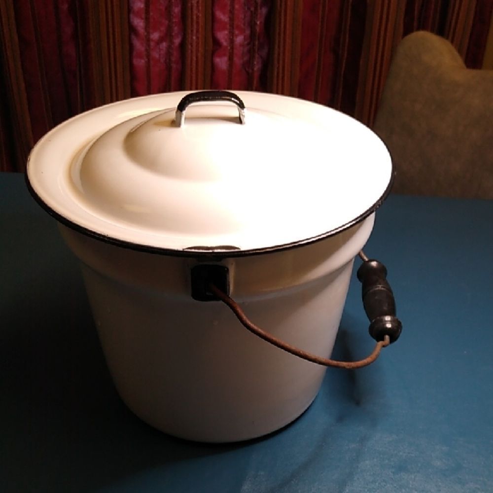 Vintage White Enamel Pot/Pail with Lid Cottagecore Grandmacore Countrycore